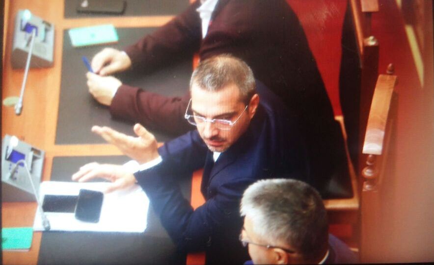 Kush po i rri pranë Saimir Tahirit në Kuvend? Biseda e tensionuar me…