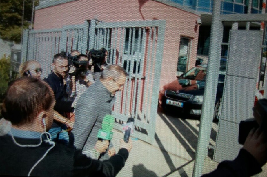 Dy prokurorët që po pyesin ish-ministrin, Tahiri kërkon cigare