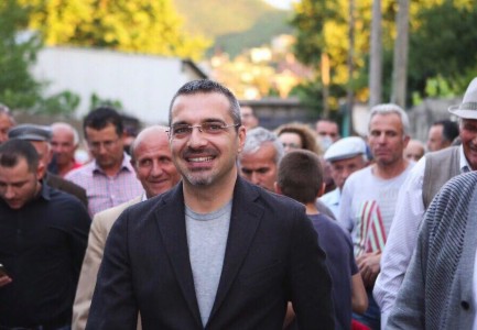 “Familjarët e Tahirit dhe drejtuesit e policisë janë bosët e trafikut të drogës në Vlorë”