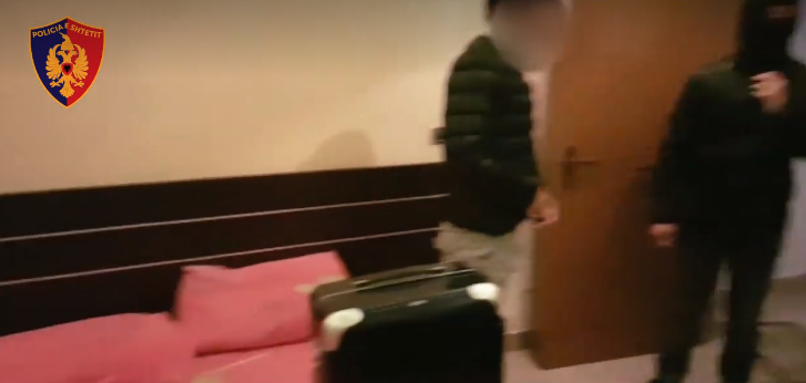 Videoja e aksionit/ Policia prish festën me kokainë dhe prostituta në hotel