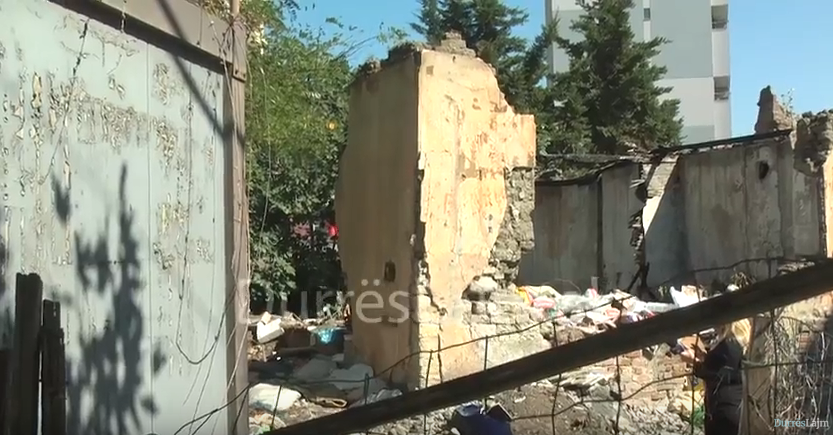 Pranë një shkolle, e turpshme kjo gjendje në qendër të Durrësit (VIDEO)