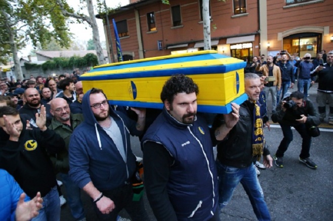 Tifozët e Modena protestojnë kundër presidentit me një arkivol