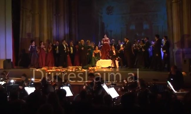 Durrës, &#8220;Traviata&#8221; e Verdit, sukses i vërtetë në teatrin &#8216;Aleksandër Moisiu&#8217; (VIDEO)