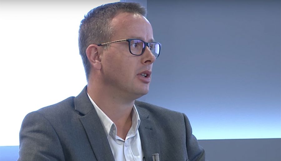 Sulmohet fizikisht në mes të kryeqytetit gazetari i njohur (FOTO)