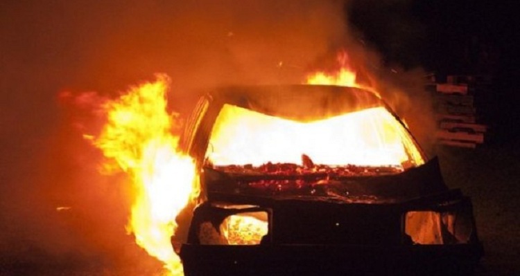 Automjetit të një gruaje i thyejnë xhamat, i vënë flakët me shishe me benzinë