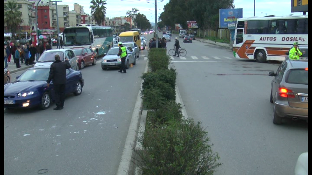 Dy aksidente në Durrës, përplasen nënë e bijë dhe një grua