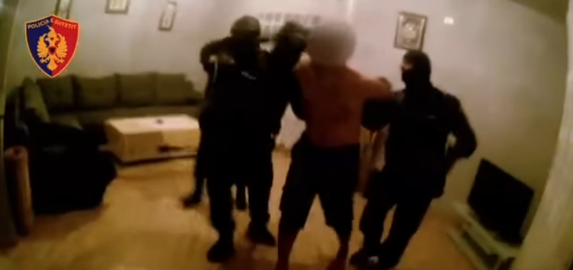 Zbardhet pas 1 viti vrasja e 21-vjeçarit, arrestohen 2 vëllezërit (VIDEO)