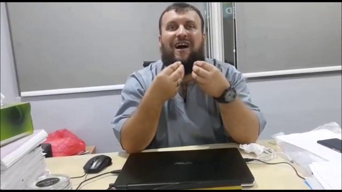 Flet nëna e pedagogut të arrestuar për lidhje me ISIS: E gjitha është kurth