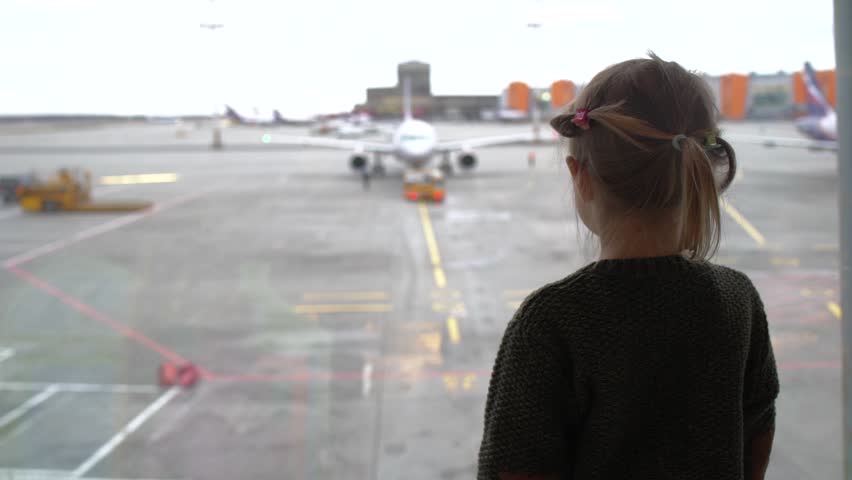 Vajza 7-vjeçe mashtron një aeroport të tërë, hipën në avion e vetme dhe pa biletë