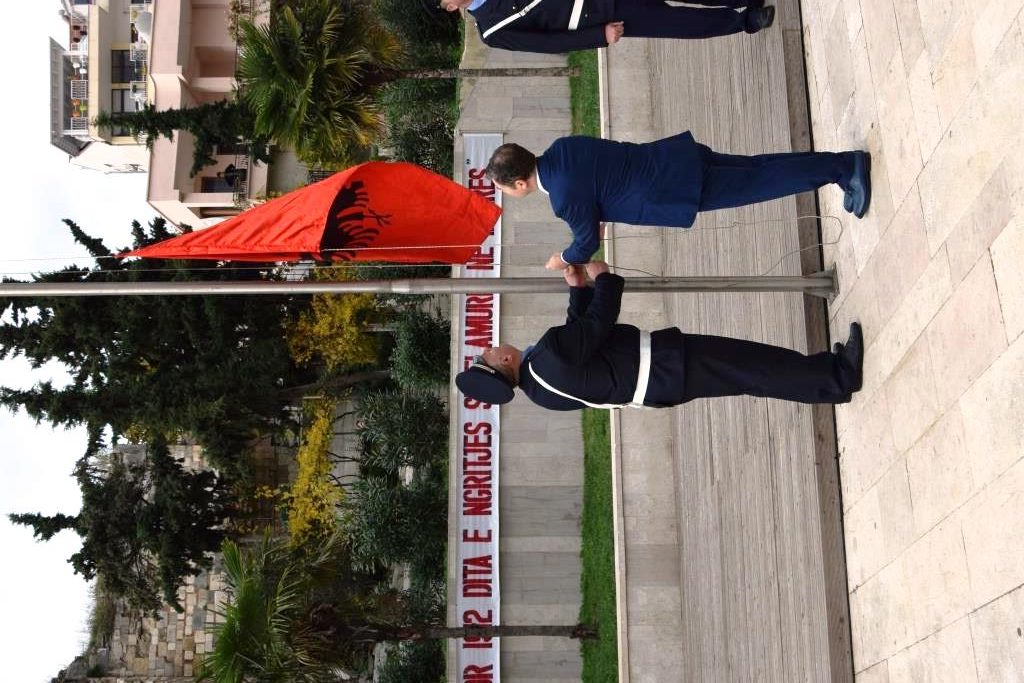 Ceremoni solemne në 105-vjetorin e ditës së flamurit në Durrës (VIDEO+FOTO)