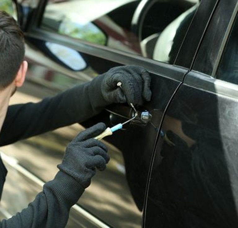 Vidhet “BMW”-ja e të riut në Durrës