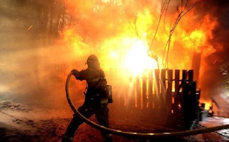 Durrës, bie zjarr në një lokal, digjen orenditë