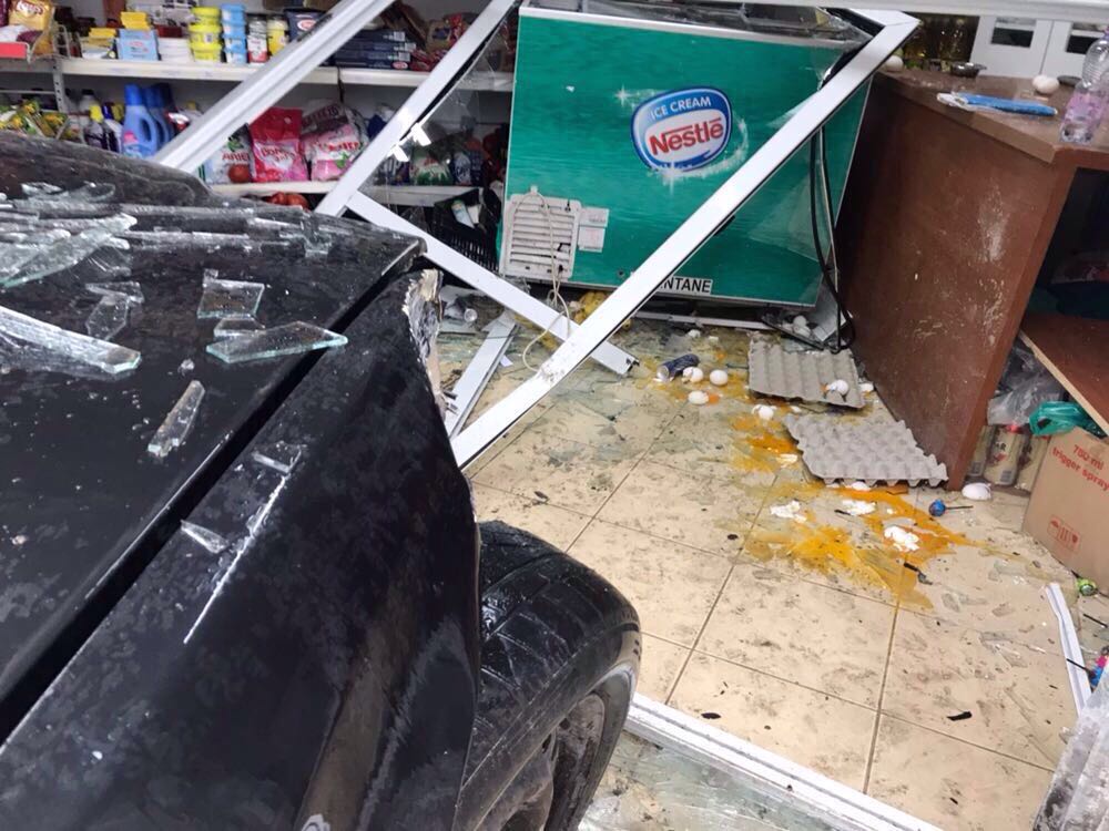 “Benzi” del nga rruga dhe futet brenda në dyqan (FOTO)