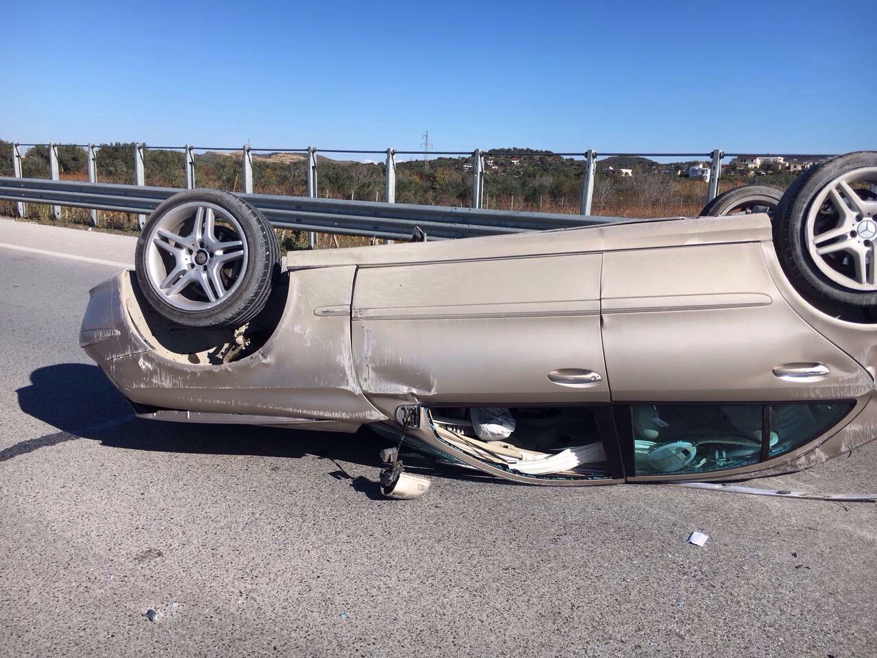 FOTO/ Përmbyset makina në autostradë, 2 të plagosur rëndë