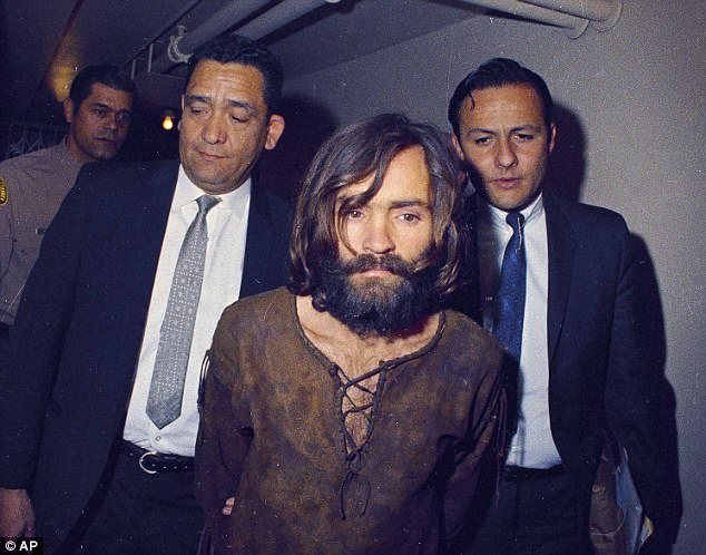 Vdes Charles Manson, historia tronditëse e ‘djallit’