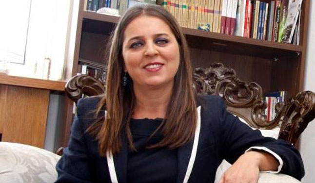 Këshilltarja e ish-kryeministrit rrëfehet: Si më la burri për këngëtaren e njohur