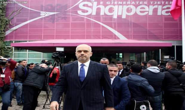 Deputetët e Ramës bëjnë stërvitje kundër gazetarëve, si të shmangin kurthet (FOTO)