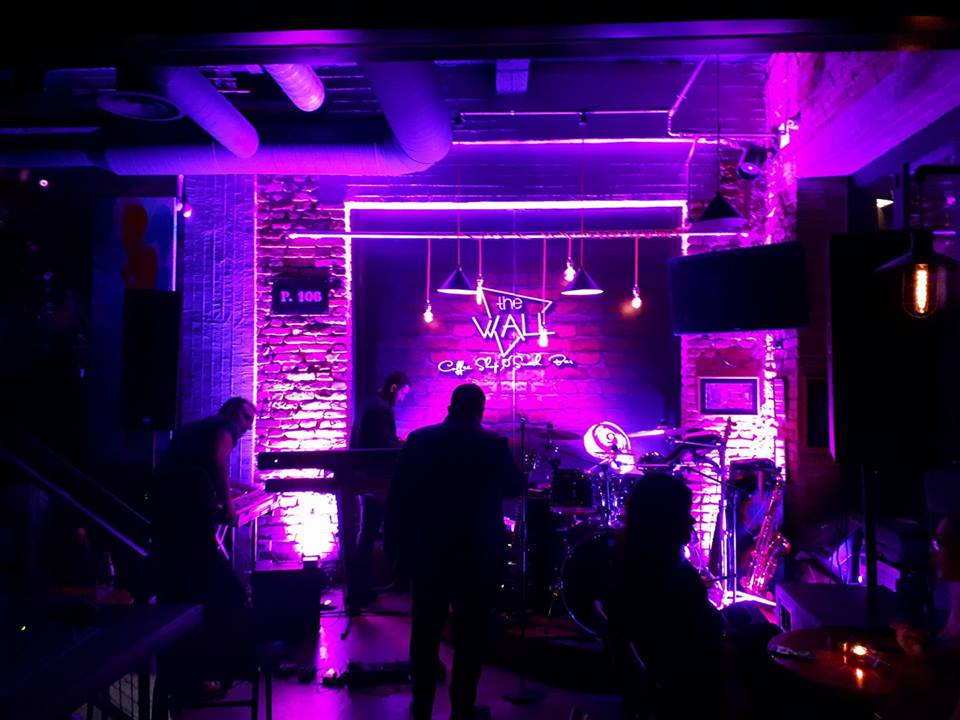 Durrsakët e kalojnë ndryshe fundjavën në këtë lokal kaq të ngrohtë (VIDEO)