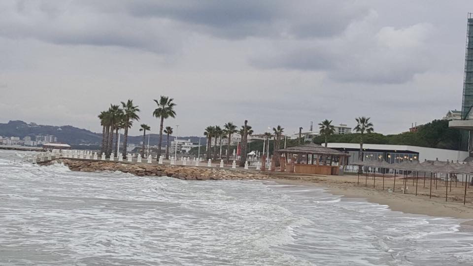 DENONCIMI/ “Elvis Rroshi po ndërton hotel në bregdet, është futur brenda në det” (FOTO)