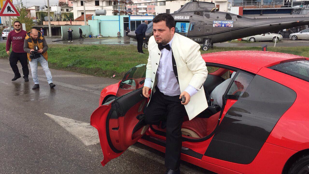 FOTO/ Njihuni me “sheikun” durrsak, helikopter e makina lukzose për të marrë nusen