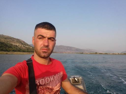 Ky është i riu që u arratis me pranga në duar nga furgoni i policisë