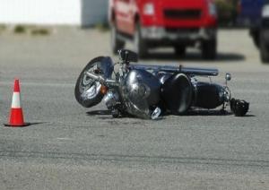 Motori përplas makinën e një vajze në Durrës, përfundon në spital