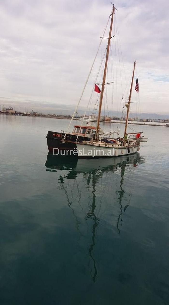 Veliera ngec në zonën e Currilave, operacion i gjerë për nxjerrjen e saj (FOTO)