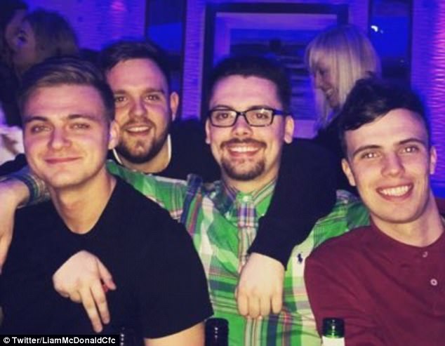 Mamaja i dërgon gabimisht fotot që duhet t’ia niste babait të tij, ja çfarë bën djali (FOTO)