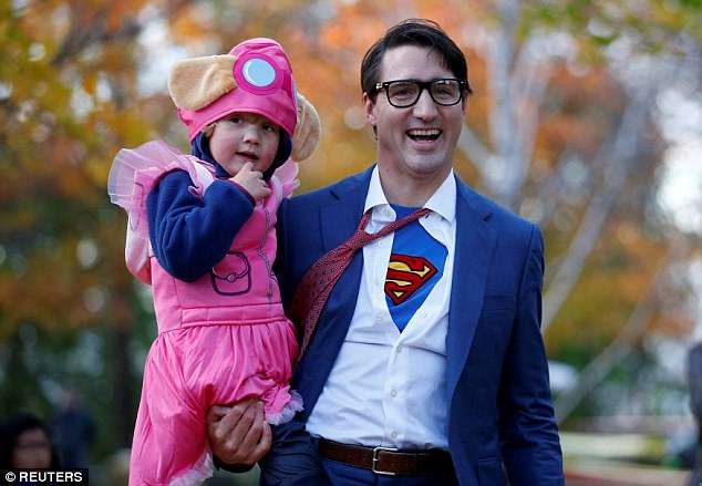 Kryeministri kanadez bëhet Superman për Halloween (FOTO)