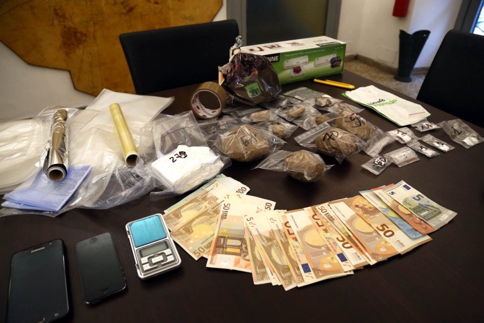 FOTO/ Karate me karabinierët, çfarë iu gjet në shtëpi shqiptarëve trafikantë