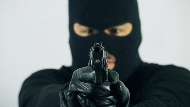 Rikthehen maskat, grabisin dhe djegin furgonin e pasagjerëve