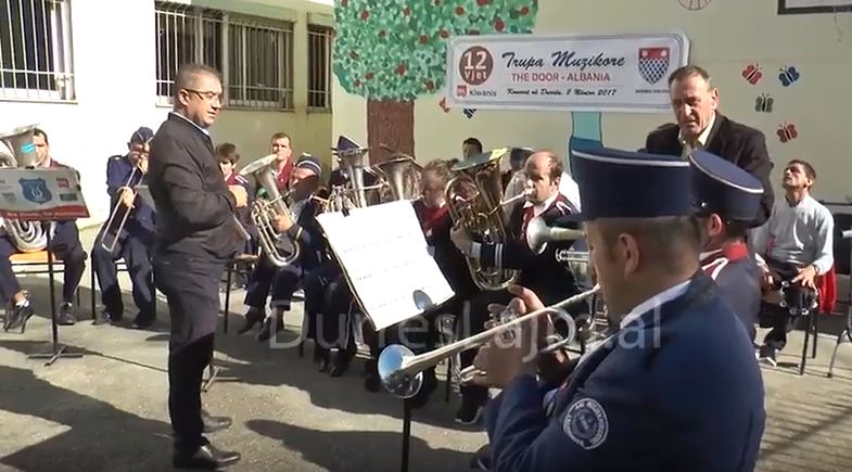 Fëmijët me nevoja speciale nga Shkodra, koncert për bashkëmoshtarët në Durrës (VIDEO)