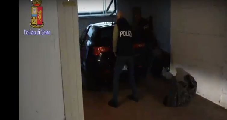 VIDEO/ 32 kg kokainë dhe mijëra euro në makinë, arresohen dy shqiptarë