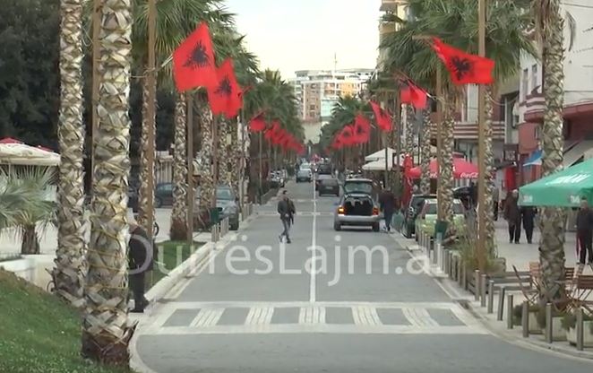 Atmosferë festash në Durrës, zbukurohen rrugët e qytetit (VIDEO)