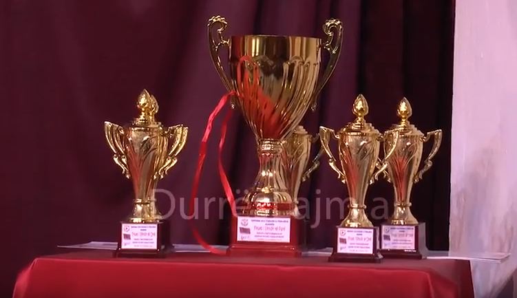 Durrës, &#8220;Të rrojë Shqipëria&#8221;, triumfon në Festivalin e Këngëve Korale (VIDEO)