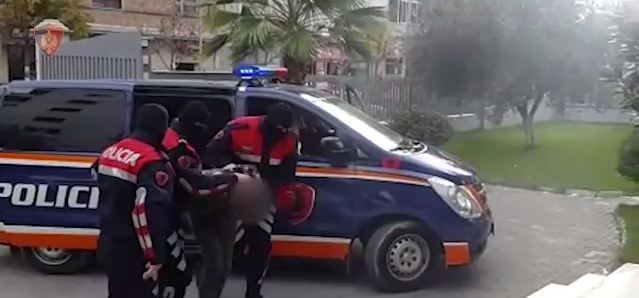 Durrës/ Armë, dylbi e fenelina policie, kush janë dy super hajdutët e arrestuar (VIDEO)