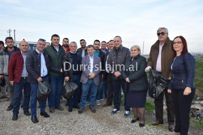 Dako dhe deputetët e Durrësit i bashkohen aksionit të pastrimit të qytetit (FOTO & VIDEO)