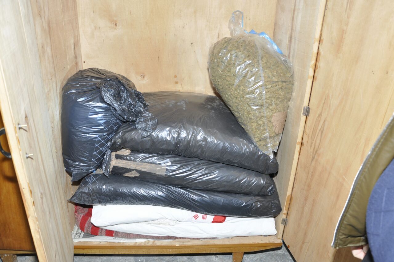 41.3 kg drogë e fshehur në dhomën e gjumit, do të trafikohej në Greqi