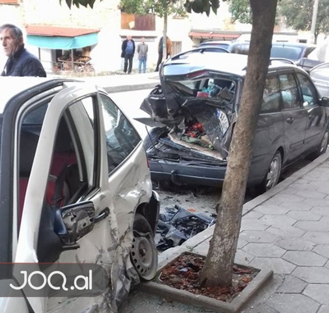 Aksident i frikshëm, “BMW”-ja përplaset me makinat e parkuara