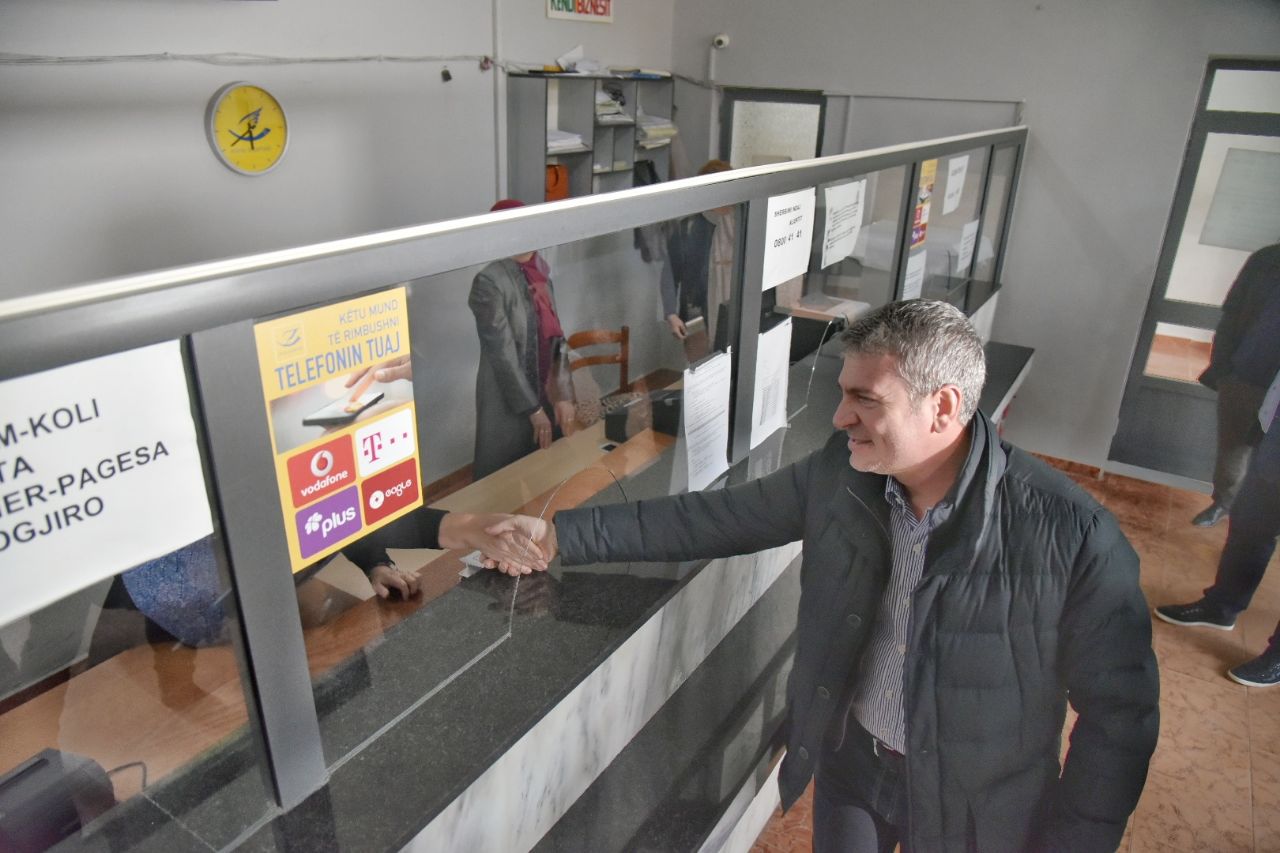Ministri Gjiknuri në Peshkopi, inspekton sportelet e Postës dhe OSHEE