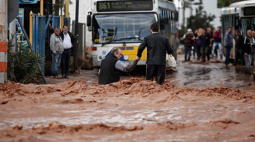 Përmbytje masive në Greqi, 3 persona humbin jetën (FOTO)