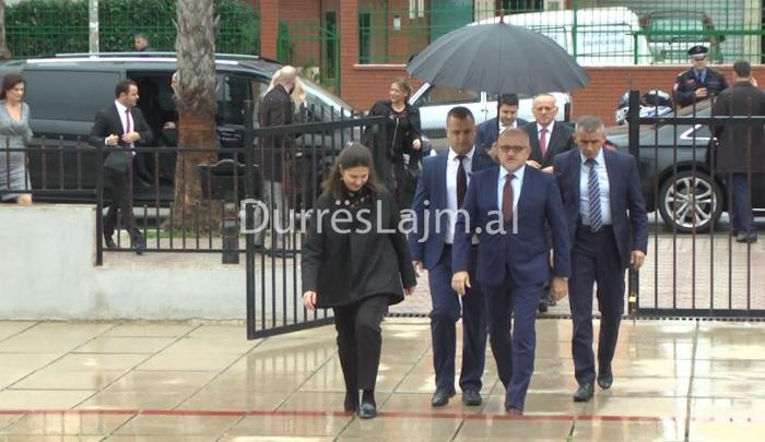 Mysafirët e veçantë që u takuan sot në Durrës (FOTO)