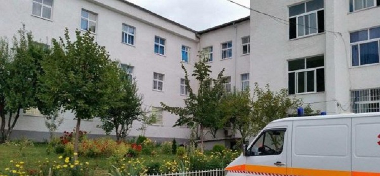 Bie fëmija nga kati i tretë në Durrës, në gjendje të rëndë