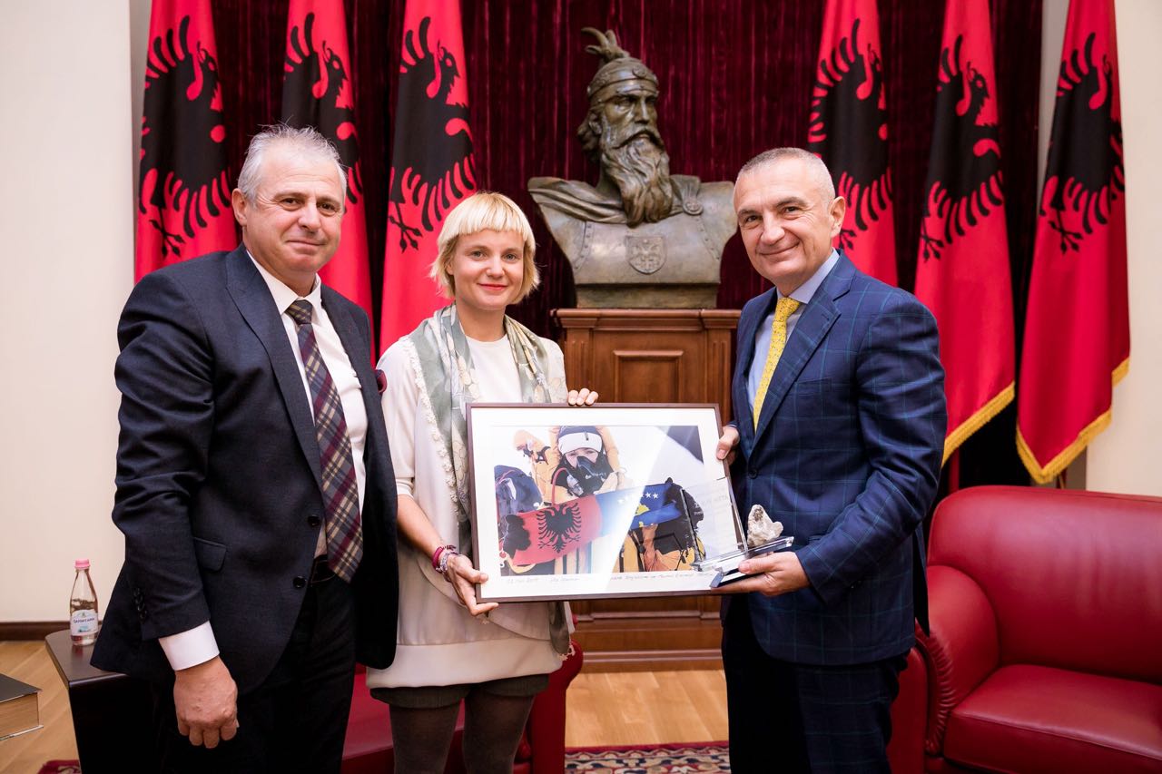 Presidenti Meta takon shqiptaren e parë që u ngjit në Everest