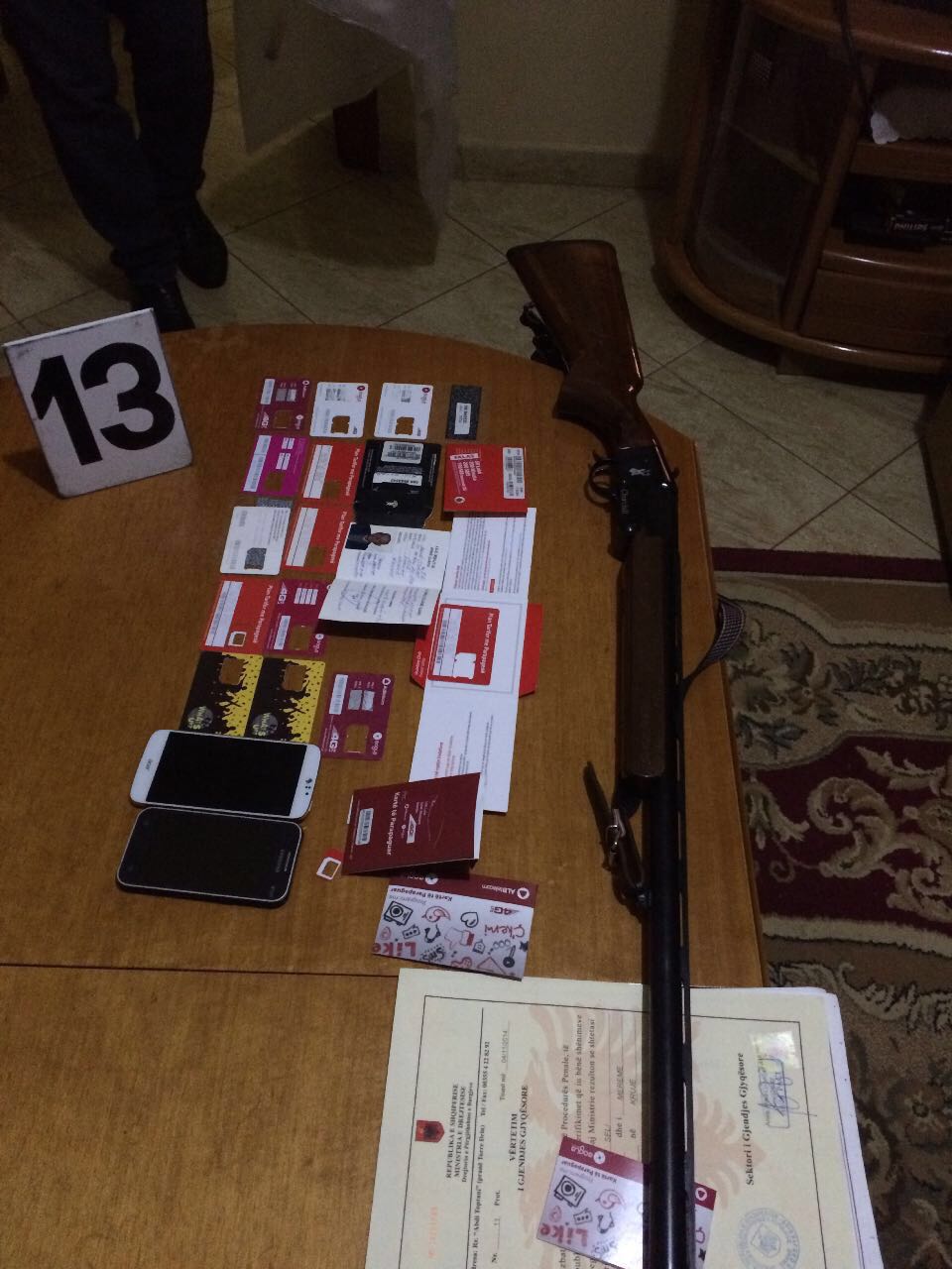 “Shtrëngimi” prangos atë e bir nga blutë e Durrësit, i kërkonin 20 mijë euro një shtetasi