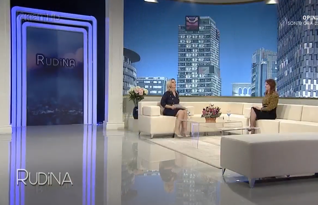 Deputetja e PD-së përlotet në studio, nga surpriza e bashkëshortit