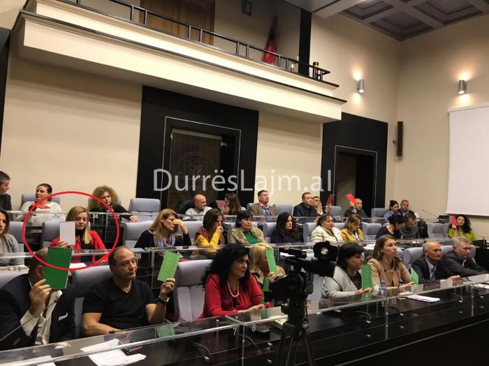 Rrëzimi i paketës/ Këshilltarja që ngriti kartonin e bardhë në Këshillin Bashkiak të Durrësit (FOTO)