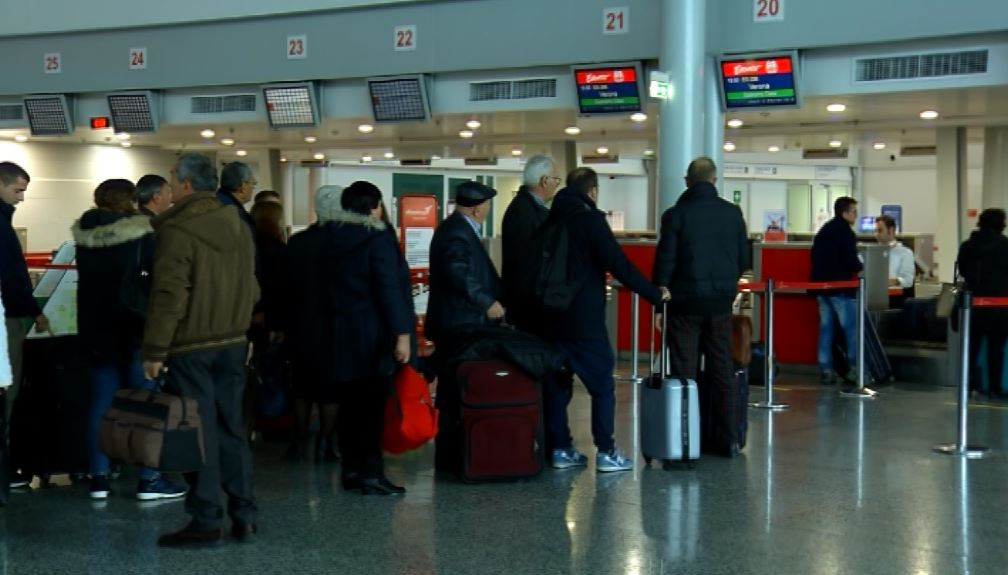 Moti i keq shtyn fluturimet drejt Italisë, pasagjerët në pritje prej orësh (VIDEO)
