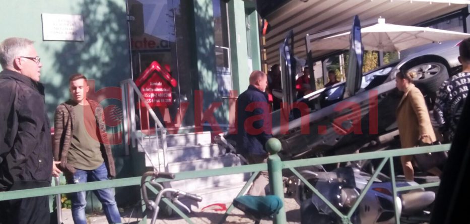 Aksident i rëndë në Tiranë, “Benz”-i dhe motori përmbysen në trotuar (FOTO)