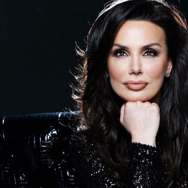 FOTO/  Si dukej Albërie Hadërgjonaj para 20 vitesh së bashku me dy vajzat